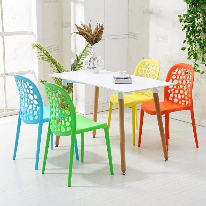 China Fabricantes De Muebles Promotion Wood Leg Plastic Dining Designer Chairs